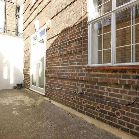 2 Bedroom Apartment Just Off Kings Road Londra Esterno foto