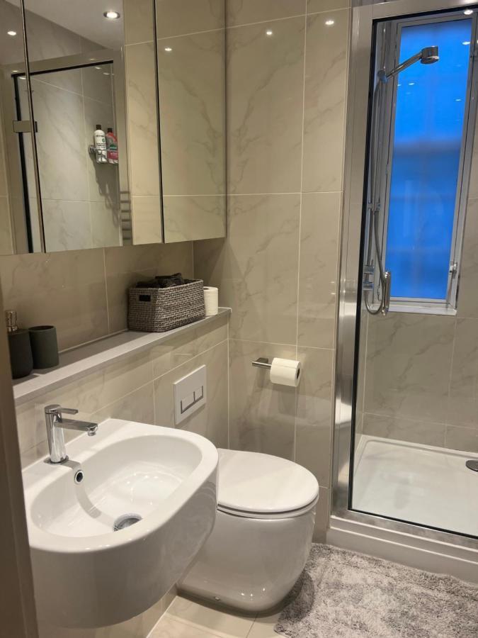 2 Bedroom Apartment Just Off Kings Road Londra Esterno foto