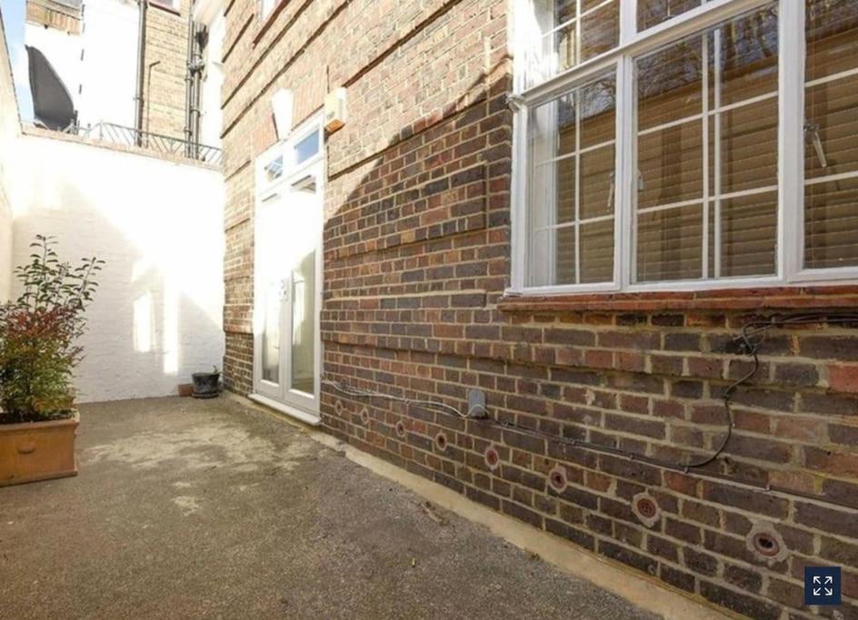 2 Bedroom Apartment Just Off Kings Road Londra Esterno foto
