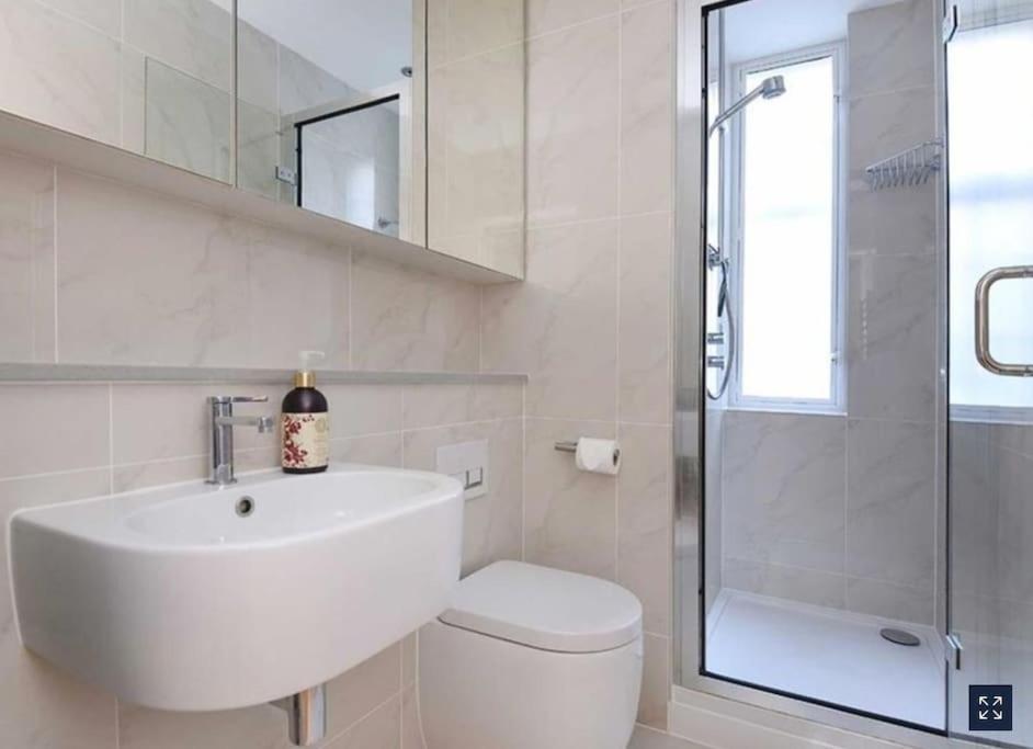 2 Bedroom Apartment Just Off Kings Road Londra Esterno foto